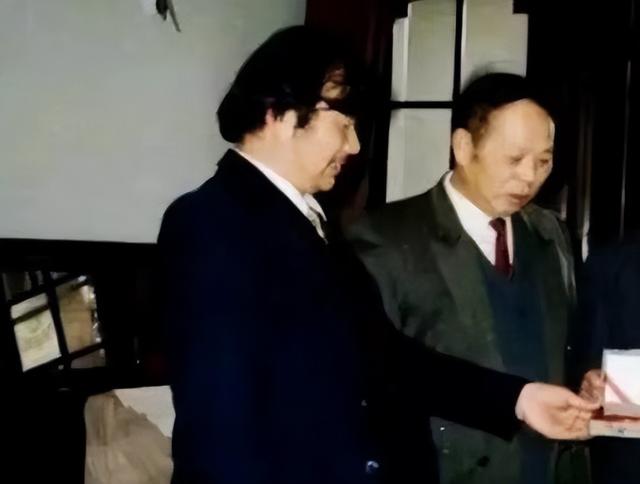 1976年毛主席逝世，李敏看过守灵名单后提醒：我有个哥哥还活着