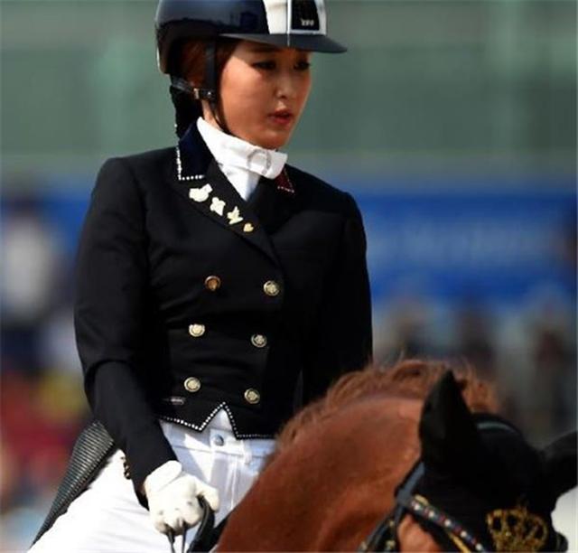 韩国一女学生高调炫富怼网友，让总统下台，亲妈入狱，怎么回事？