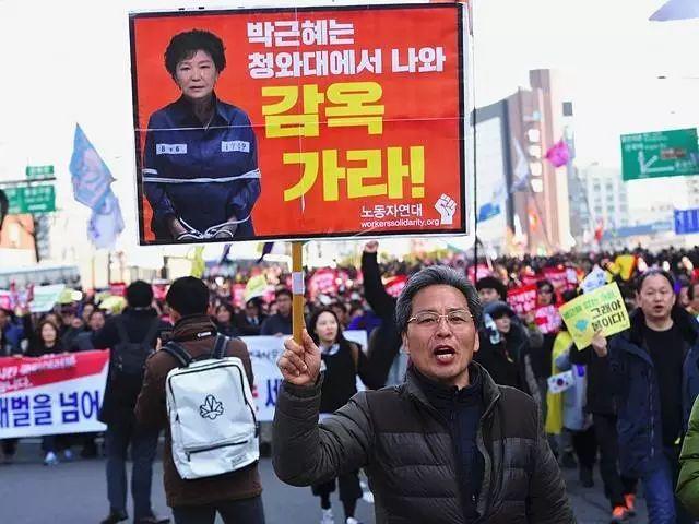 韩国一女学生高调炫富怼网友，让总统下台，亲妈入狱，怎么回事？