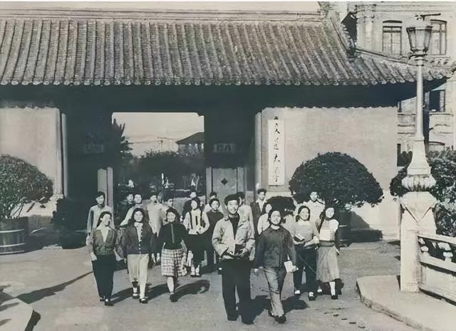 1976年毛主席逝世，李敏看过守灵名单后提醒：我有个哥哥还活着