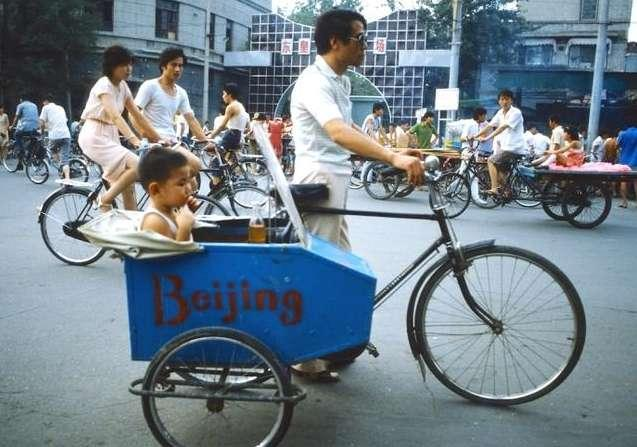 这些外国“妓女”在当时洗干净，由男子背着给“嫖客”送过去享乐