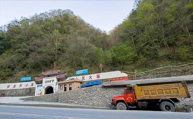 湖北最有钱“土豪”村，藏大山里，村民人人住别墅，村资产超80亿