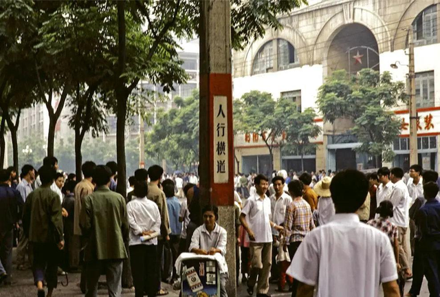 侵华日军老照片：女子自愿脱衣服让日本人拍摄，被拍下大尺度照片