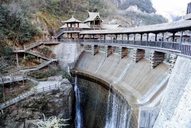 湖北最有钱“土豪”村，藏大山里，村民人人住别墅，村资产超80亿