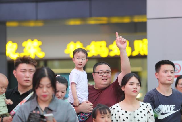 建业总部港“城市之光”啤酒音乐节燃情绽放