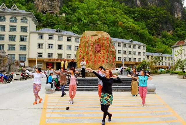 湖北最有钱“土豪”村，藏大山里，村民人人住别墅，村资产超80亿