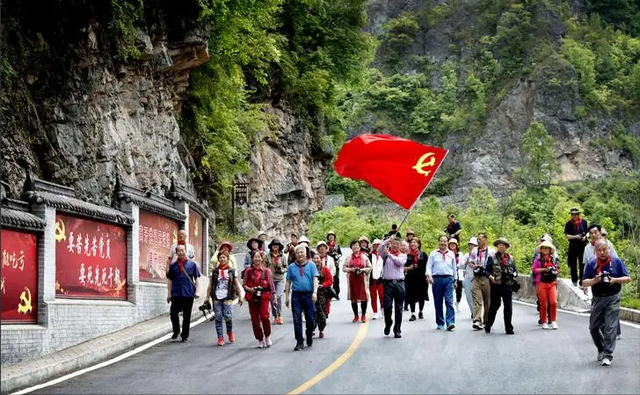 湖北最有钱“土豪”村，藏大山里，村民人人住别墅，村资产超80亿