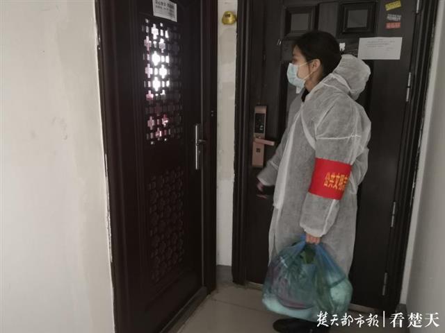 把社区座机转接到自己手机上，27岁女群干接了6000多个电话