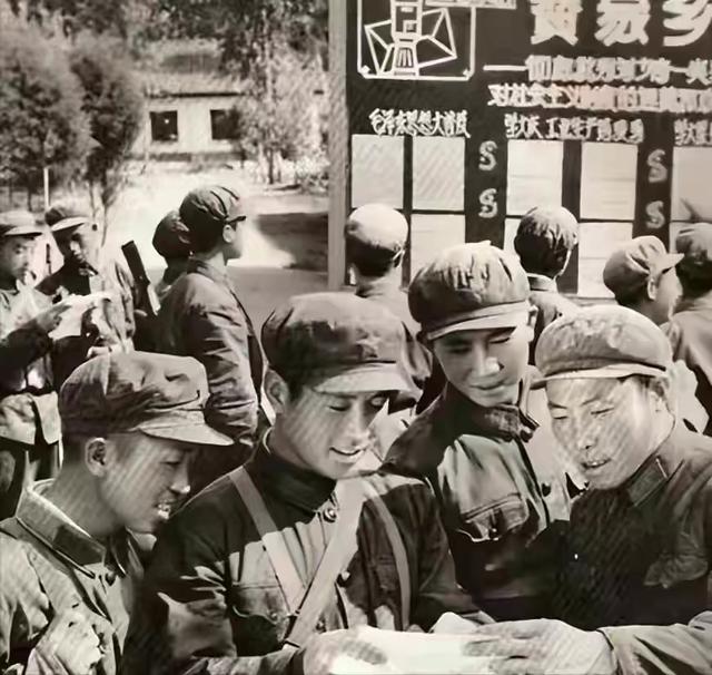 他退伍后分到厂保卫科，83年严打时去公安局帮忙，命运彻底被改写