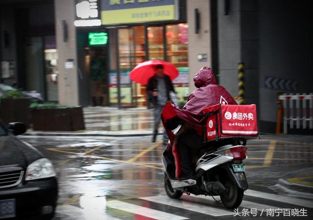 实拍：南宁外卖小哥风雨中抱紧自由 一单挣1.5元冷成狗