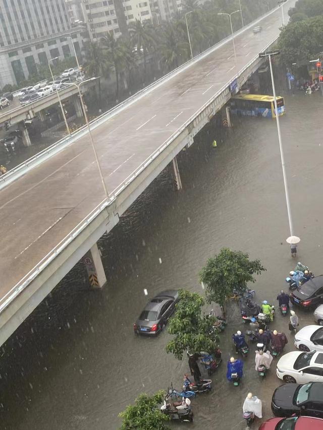 雷电＋城市内涝预警！@海口市民，下班时请注意行车安全