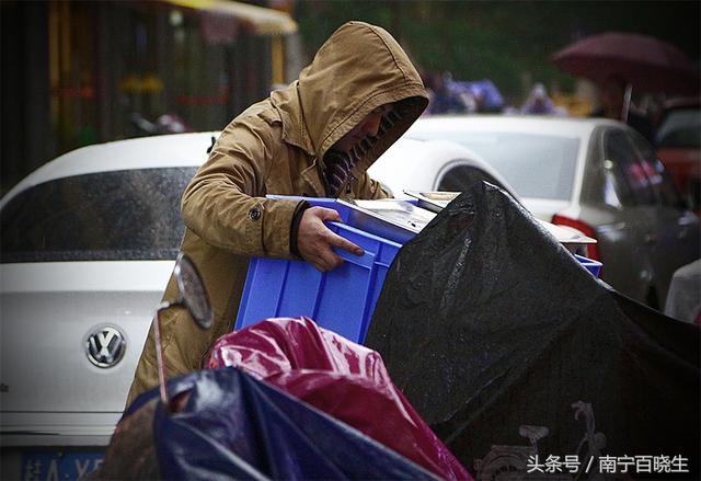 实拍：南宁外卖小哥风雨中抱紧自由 一单挣1.5元冷成狗