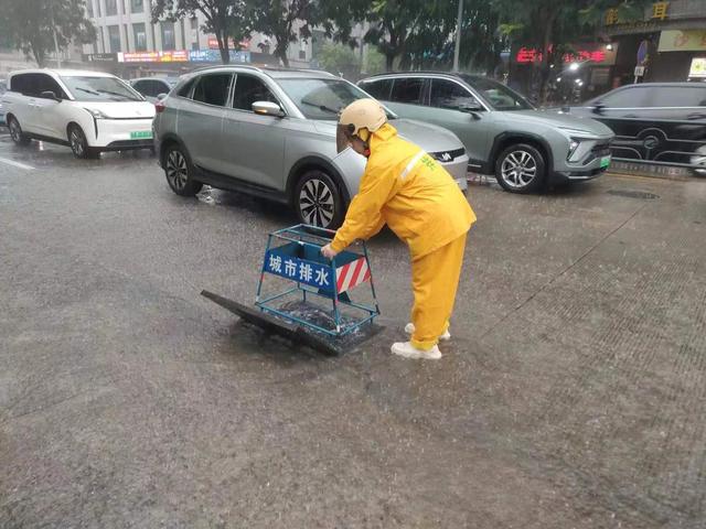 雷电＋城市内涝预警！@海口市民，下班时请注意行车安全