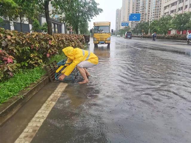 雷电＋城市内涝预警！@海口市民，下班时请注意行车安全