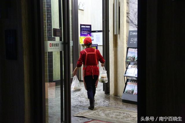 实拍：南宁外卖小哥风雨中抱紧自由 一单挣1.5元冷成狗