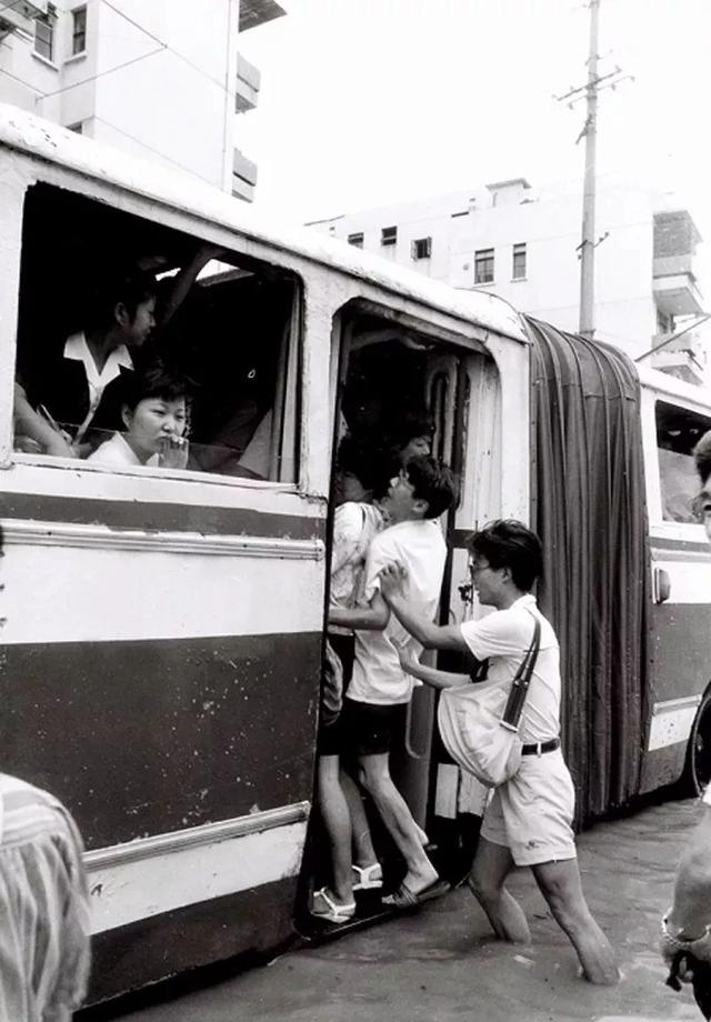 「记忆」巨龙车、慢字旗……还记得那些年挤过的公交车吗？