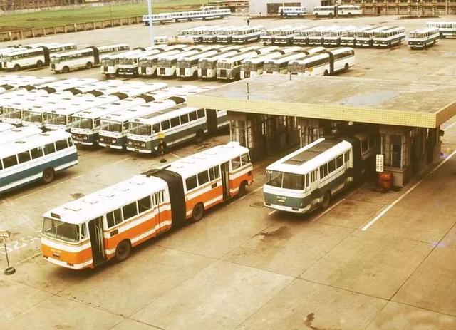 「记忆」巨龙车、慢字旗……还记得那些年挤过的公交车吗？