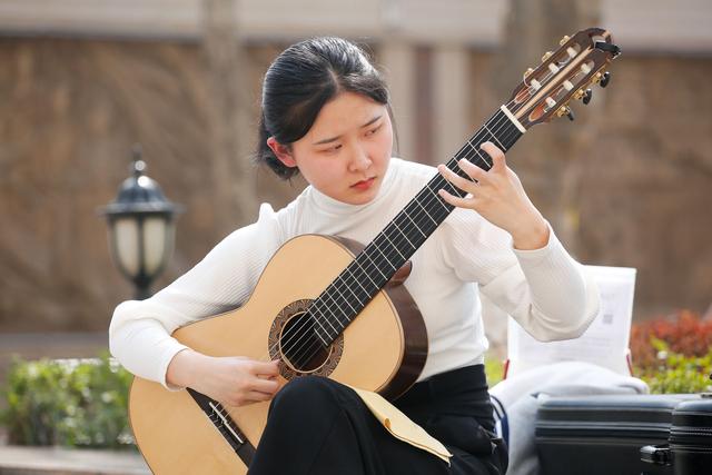 西安音乐学院艺考现场，美女帅哥云集