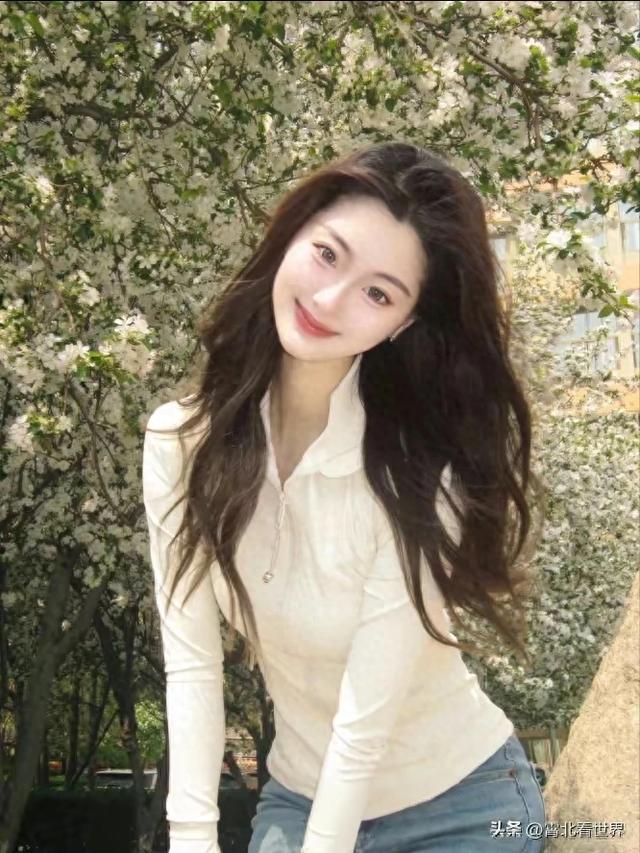 性感美女梨花树下，26岁白上蓝裤写真魅力无限！