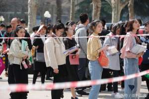 西安音乐学院美女(西安音乐学院艺考现场，美女帅哥云集)