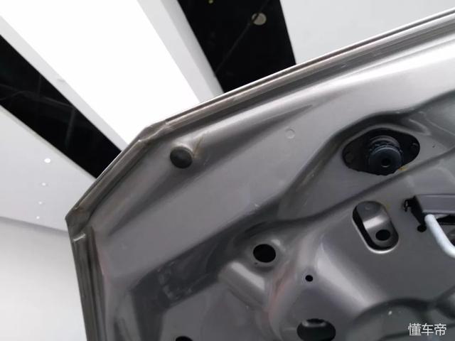 宝马3系引擎盖真假钣金胶识别，让你清楚引擎盖更换几种判断方法